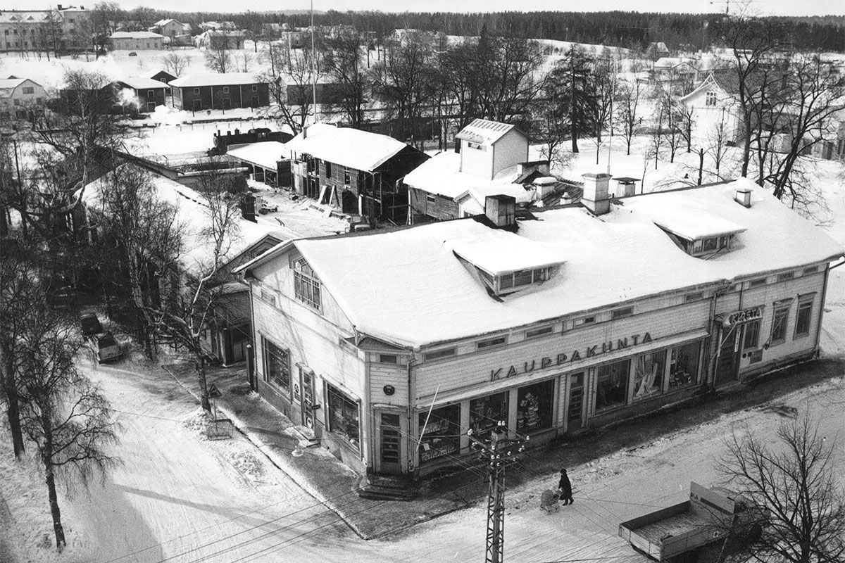 Kauppakunta Kalanti ja sen oikeassa reunassa ravintola Kirsta vuonna 1965.